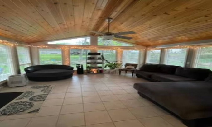North Central Omaha Maison | Cozy Home <> Sunroom & 75 in TV