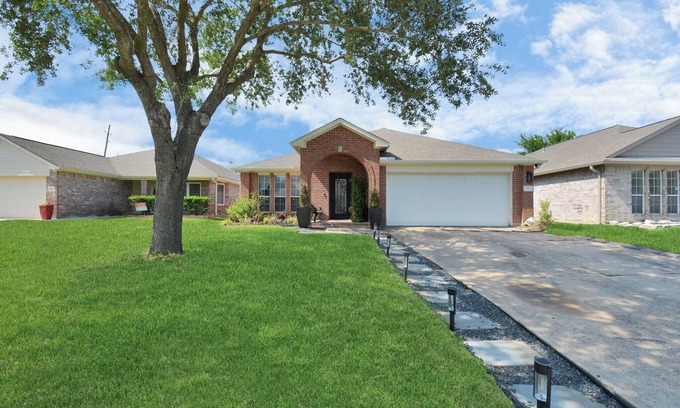 Houston Maison | Cozy Home w/ surrond sound. TV in every room 15 minutes to downtown