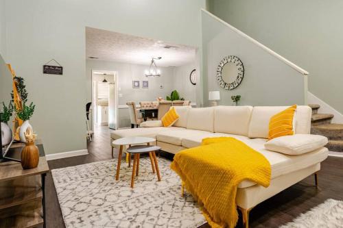Alpharetta Maison | Cozy home with BBQ grill, Firepit, Basketball and Foosball