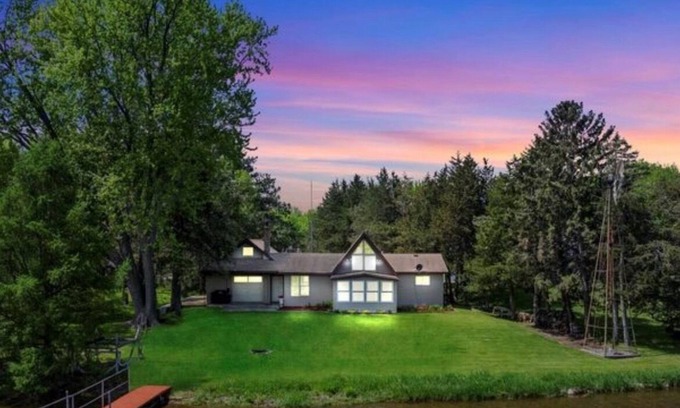 Watab Maison | Cozy home with breathtaking sunrises & view of Little Rock Lake for all seasons