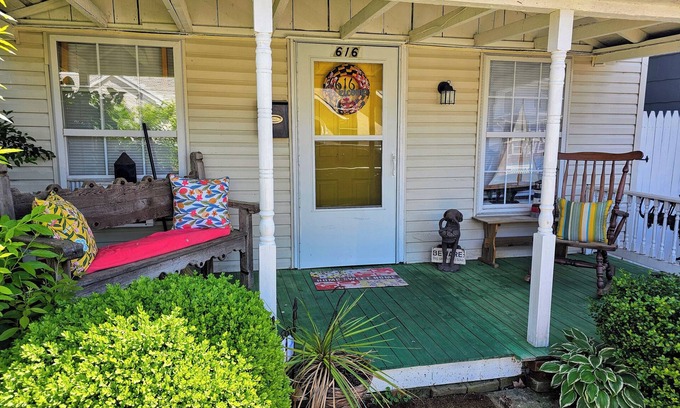 Havre De Grace Maison | Cozy home with fenced in yard-Dog Friendly . 2 block walk to historic downtown!