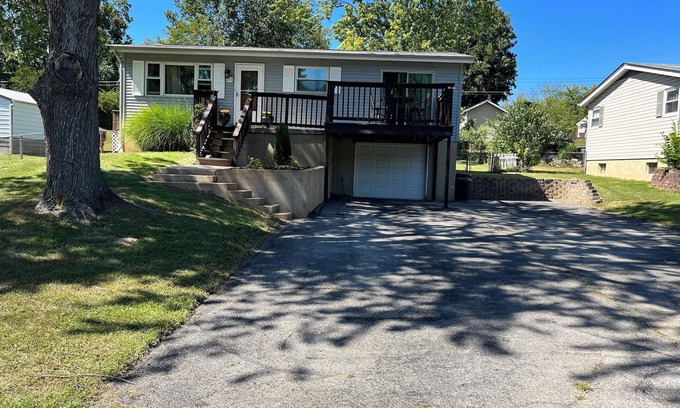 Gray Summit Maison | Cozy home with great outdoor space to relax, bbq or play with your fur baby.