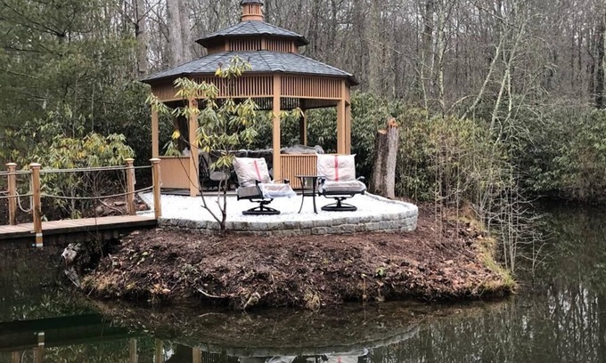 Effort Maison | Cozy home with hot tub and pool, which has incredible fire pit table.
