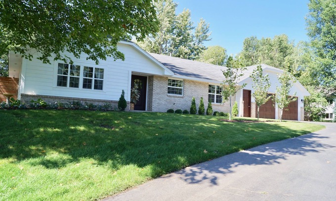 Saint Bonifacius Maison | Cozy home with Pool,Hot Tub and fireplace.