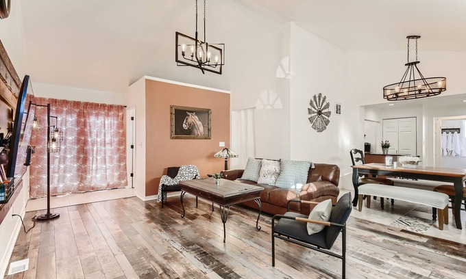 Wheat Ridge Maison | Cozy homebase in a GREAT LOCATION! Close to Amenities! Awesome deck with games.