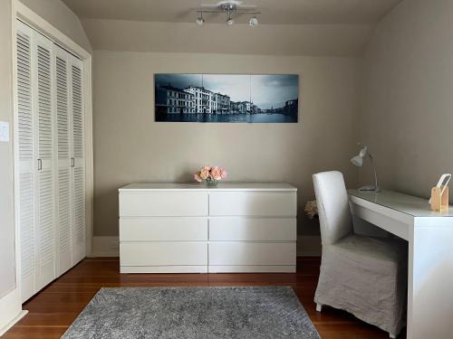 Tuxedo Maison | Cozy homestay in the master bedroom of a River Heights home
