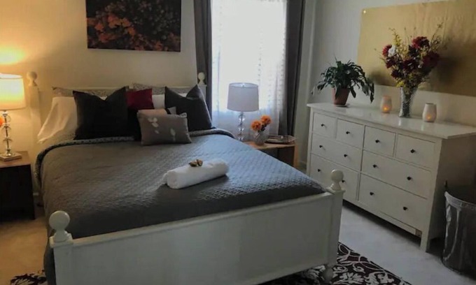 Bethesda Appartement | Cozy, homey, cute place walking to train and buses