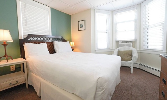 Ventnor City Hôtel | Cozy Hotel Room 250 feet from the boardwalk and beach.