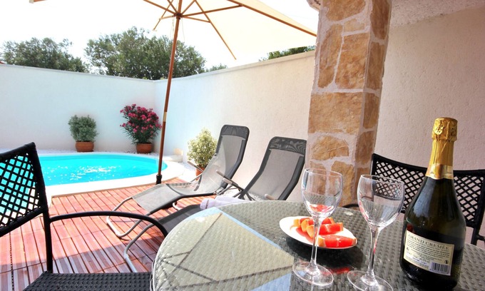 Rovinjsko Selo Maison | Maison confortable pour 2, piscine privée, Rovinj 5 minutes, PC wifi gratuit, vélos gratuits