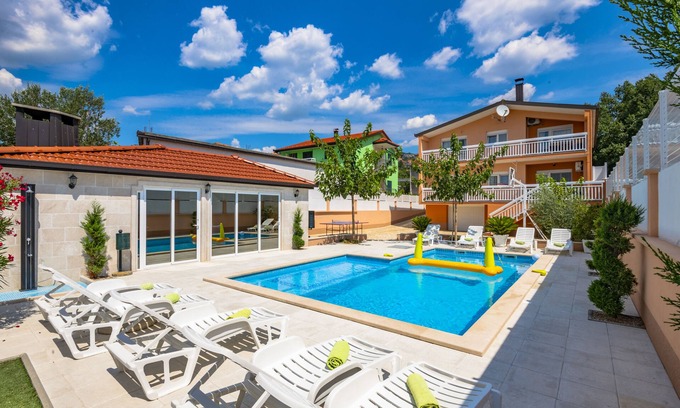 Imotski Villa | COSY HOUSE PISCINE CHAUFFEE, PRES DE LA PLAGE DU COMTE DE SPLIT