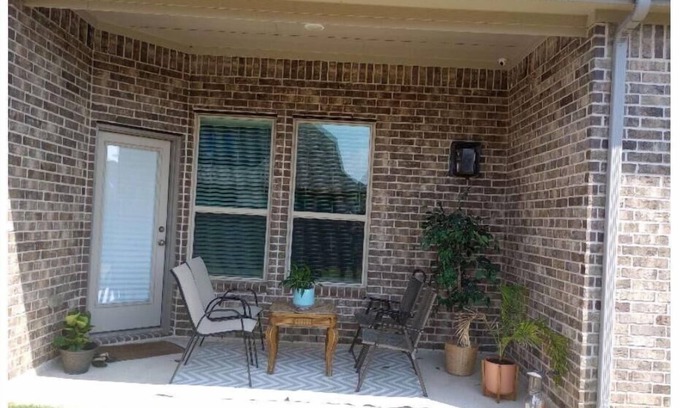 Richmond Maison | Cozy House in Richmond, Modern Amenities, Pet-Friendly, Community Pool and Gym!