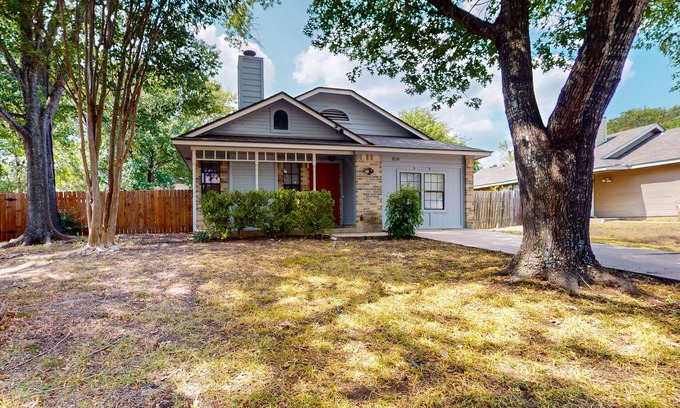 Buckingham Estates Maison | Cozy house in South Austin w/full kitchen, living room, WIFI, enclosed backyard
