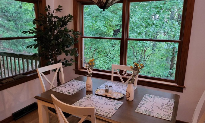Shipman Maison | Cozy house right in the woods! Garden paths galore! Wineries/Distilleries near.