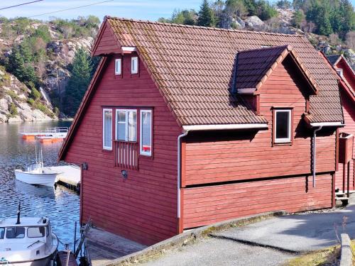 Rolvsnes Maison | cozy house with boat dock, sauna - FJORDTID