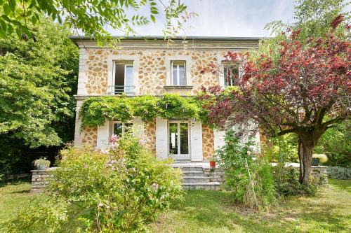 Limeil-Brevannes Maison | Cozy house with garage & large garden, PARIS Center 30min RER A, Orly airport