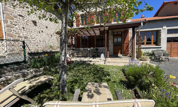 Laprugne Cottage | Maison cocooning à la montagne - activités nature, cheminée, jardin clos, animaux bienvenus