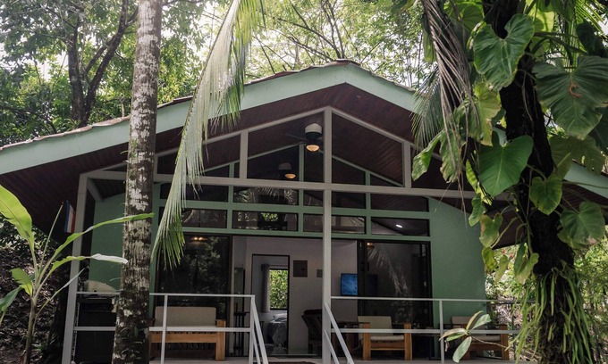Parrita Cabine | Cozy jungle cabin with WiFi and AC in beautiful Parrita