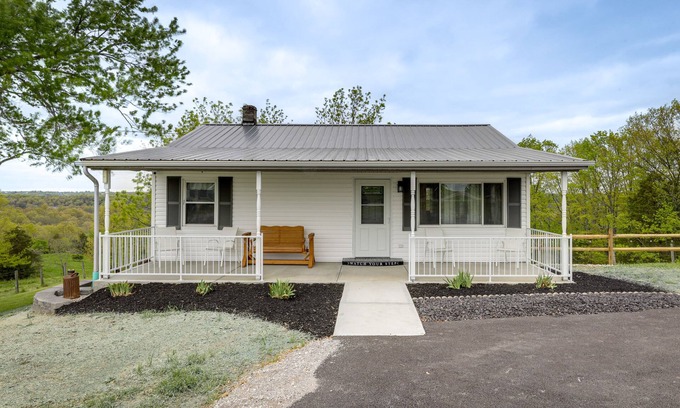 Jonesville Maison | Cozy Kentucky Retreat - Deck, Near Ark Encounter!