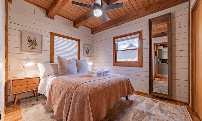 Horseshoe Bay Cabine | Cozy Kid and Pet Friendly Cabin!