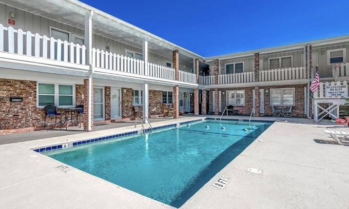 Ash Copropriété | Cozy! King Bed -Steps from Pool/Beach! AC, WiFi NMB Fiesta Villas 106