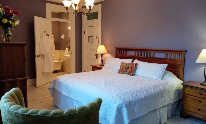 Cowan Maison | Cozy king ensuite room in historic railroad inn