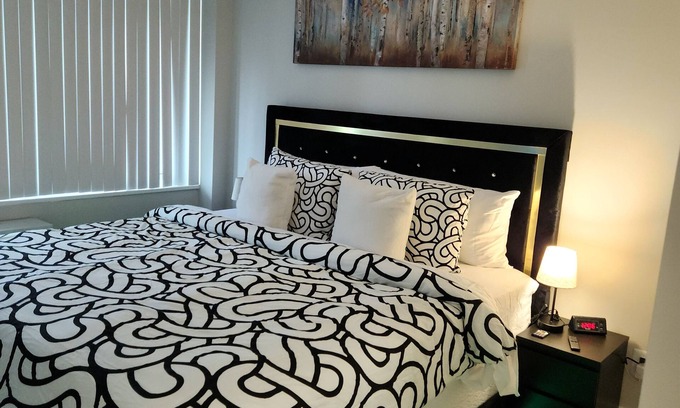 Towson Appartement | Cozy King suite at the Heart of Towson.