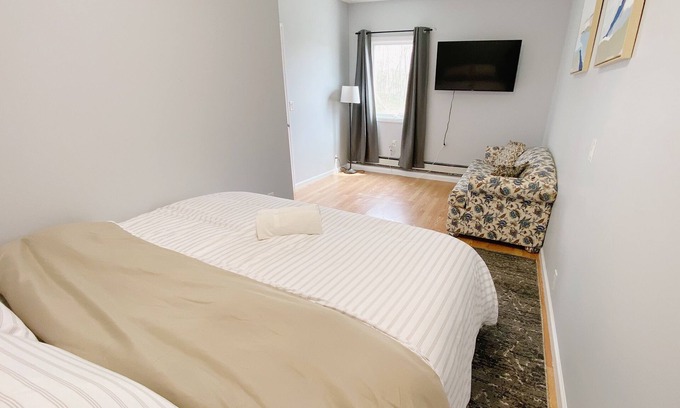 Coram Appartement | Cozy king suite with kitchen and dining area.