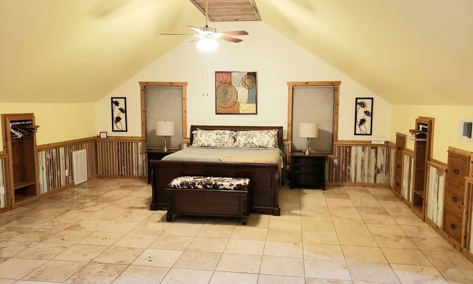 Bastrop Appartement | Cozy King Suite with WiFi, AC in lovely Bastrop!
