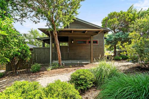 Spicewood Maison | Cozy Lake Cabin - 1BR Pickleball BBQ & Firepit