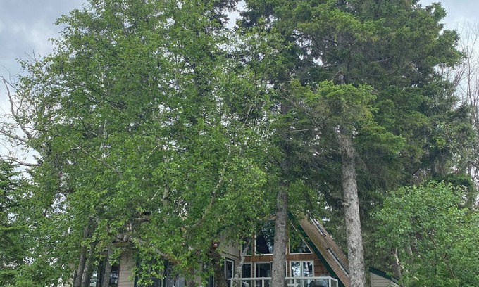 Christopher Lake Maison | Cozy lake-front A-frame cabin at Emma Lake. Steps away from the beach!