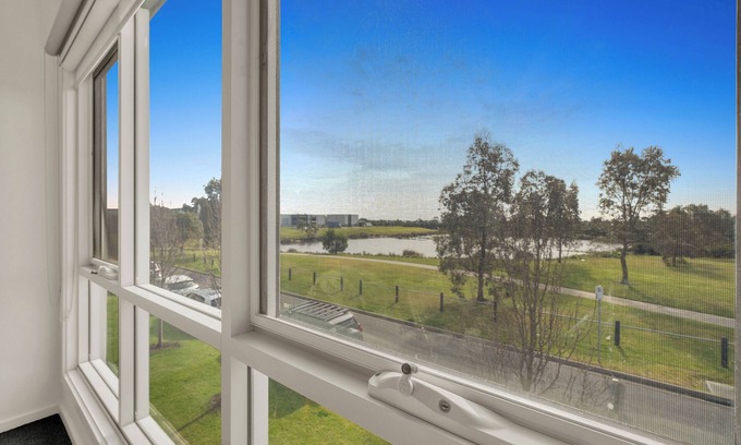 Cranbourne West Appartement | Cozy lake front apartment