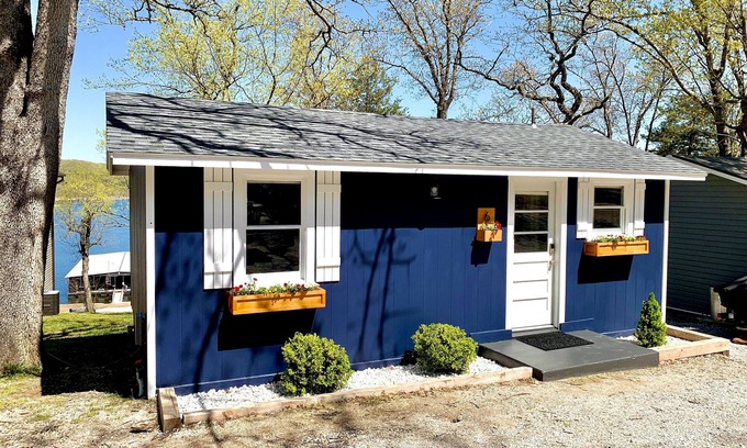 Kimberling City Cabine | Cozy Lake Front, Lake View Cabin on Table Rock Lake. 17 mins to SDC. Pool