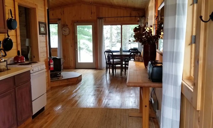 Emily Cabine | Chalets confortables au bord du lac pour un merveilleux plaisir d'été!