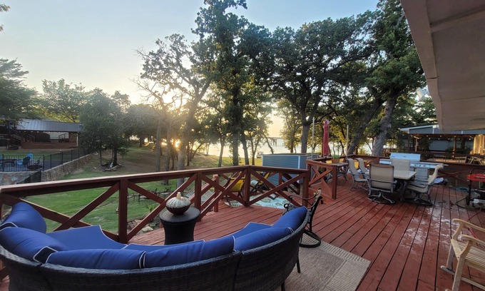 Little Elm Maison | Cozy lake front cottage on Lake Lewisville. Enjoy the kayaks, firepit & sunsets.
