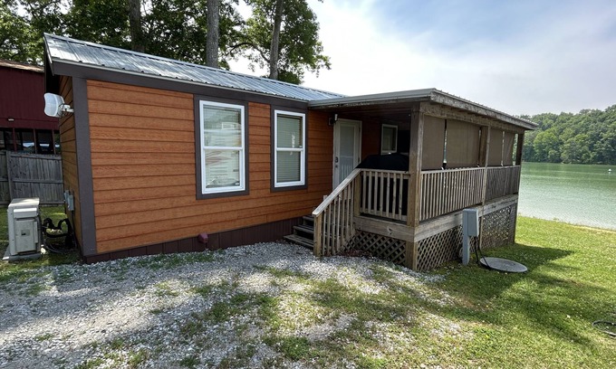 Dandridge Cabine | Cozy Lake Front Park Model on Lake Douglas! Close to area attractions!