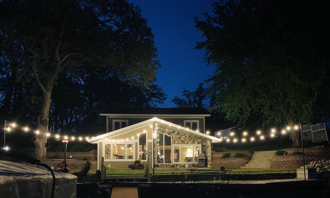 Glenwood Cabine | Cozy Lake Home on Lake Scandi w/Sandy Beach