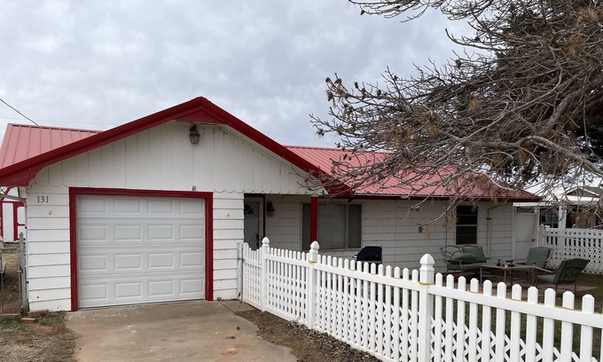 Fort Cobb Maison | Cozy Lake House-No Cleaning Fees
