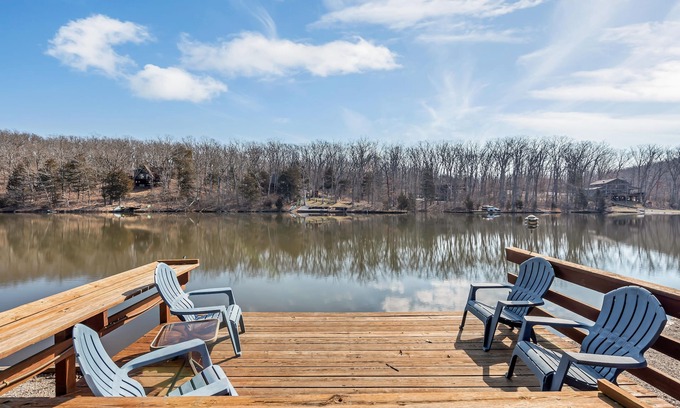 Innsbrook Chalet De Ski | Cozy Lakefront Chalet - On A Large Lake - Private Dock w/Boats
