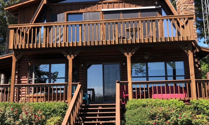 Murchison Maison | Cozy Lakefront log home on Callender Lake.