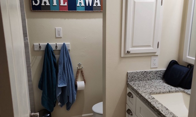 League City Copropriété | Cozy, Lakeside 1-bedroom condo with AC and WiFi in enjoyable Kemah