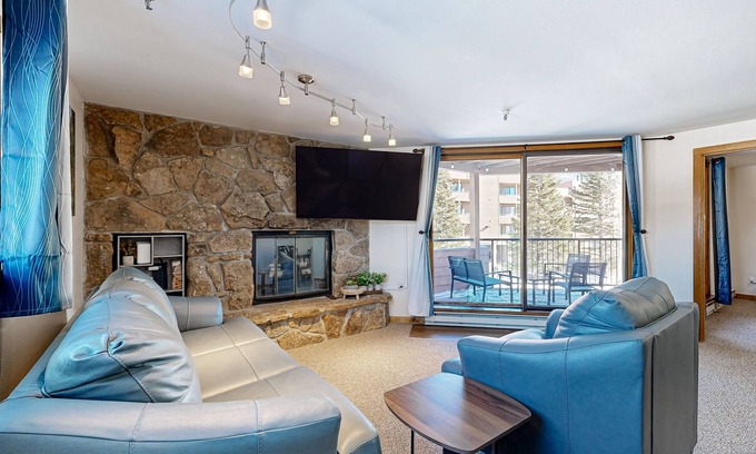 Dillon Copropriété | Cozy Lakeside Condo with Hot Tub, Pool, Stunning Views & Ski Resort Access