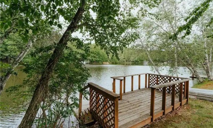 Swan Lake Cottage | Cozy lakeside cottage with modern furniture on a quiet street.
