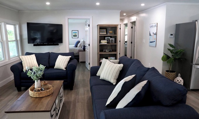 Lamoreaux Landing Maison | Cozy lakeside home with incredible sunsets