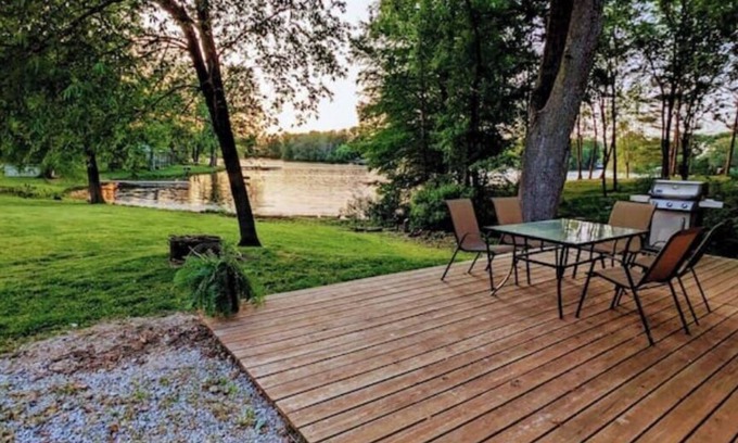 Dundas Maison | Cozy Lakeside Lodge w/Private Dock and Kids' Kayaks