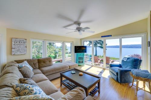 Langley Maison | Cozy Langley Retreat Water Views and Beach Access