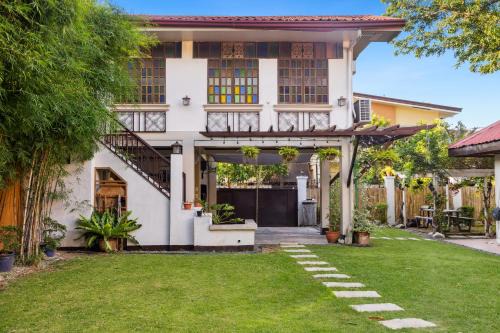 Las Pinas Maison | Cozy Las Pinas Haven with Big Garden, Pet Friendly - Near Super Market and the Airport