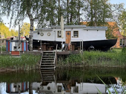 Parnu Maison | Cozy little house with sauna on a fishing boat