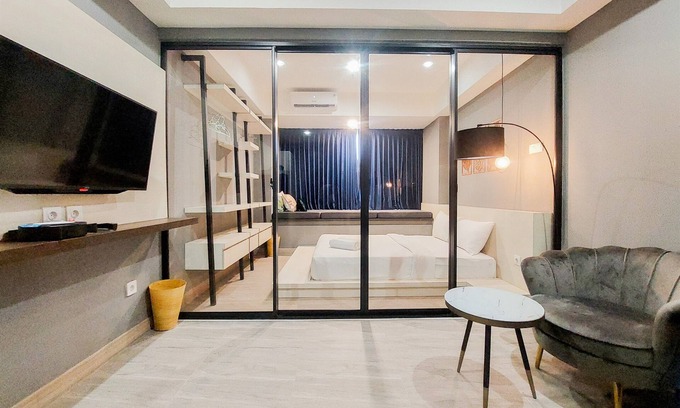 Pinang Appartement | Cozy Living 1Br Collins Boulevard Apartment