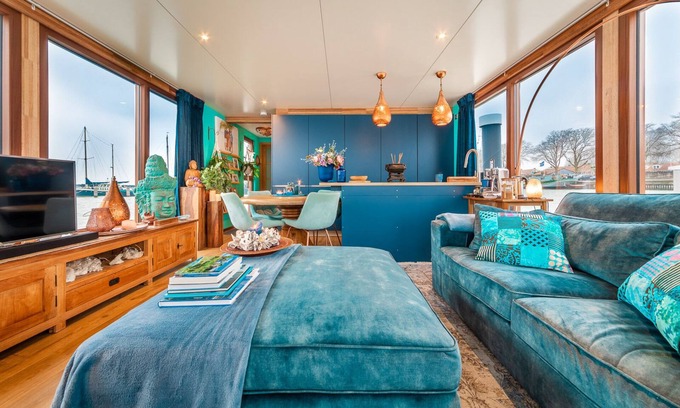 Zeewolde Cabine | Cozy Lodge Retreat Close to Amsterdam on the Vecht