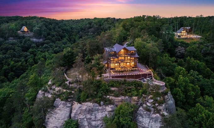 Frenchburg Cabine | Cozy lodge sitting high in the sky, overlooking Red River Gorge Geological Area!